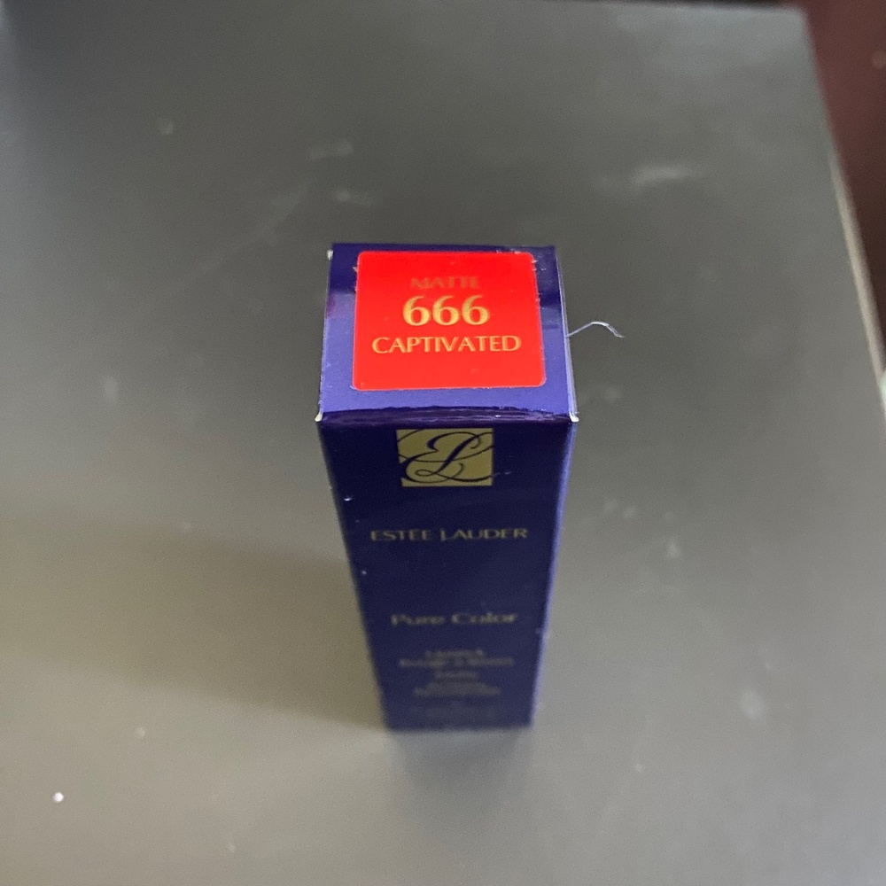 Estée Lauder Lipstick 666 Captivated